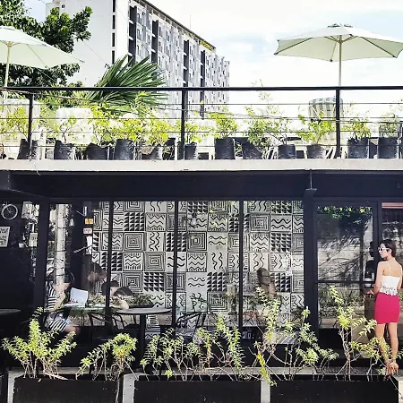 Murals Hostel And Cafe