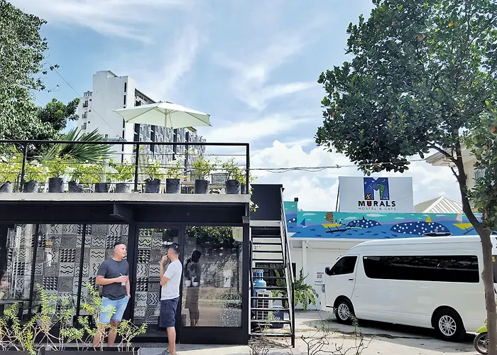 Hostel Murals And Cafe