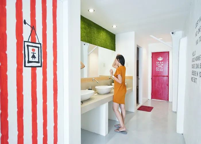 Murals And Cafe Hostel Cebu